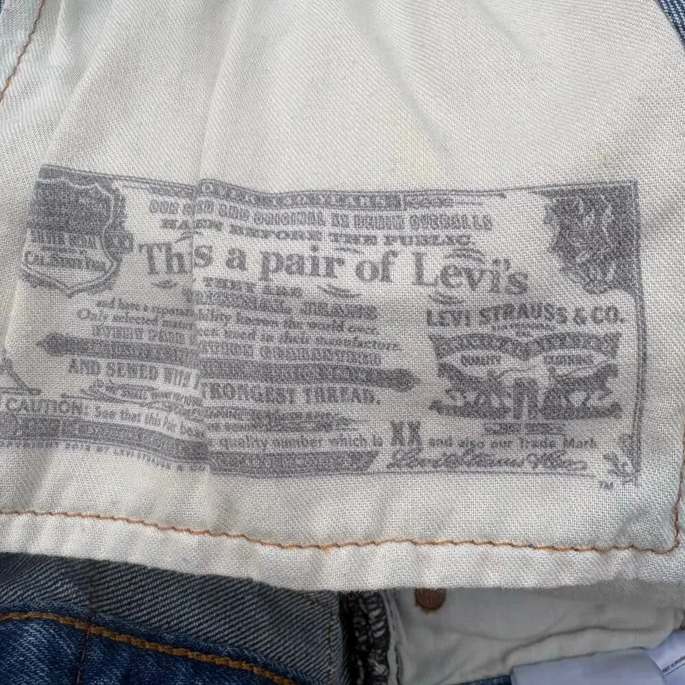 Levi’s‎ Jeans 501 33 x 34 Med Wash Button Fly Classic Casual Normcore Americana